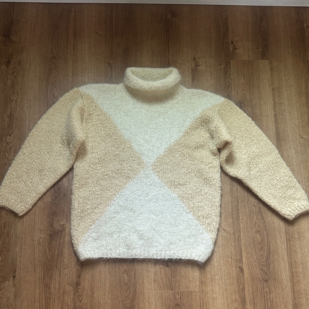 Vintage Ellen Tracy‎ Cream and Tan Roll Turtleneck Sweater